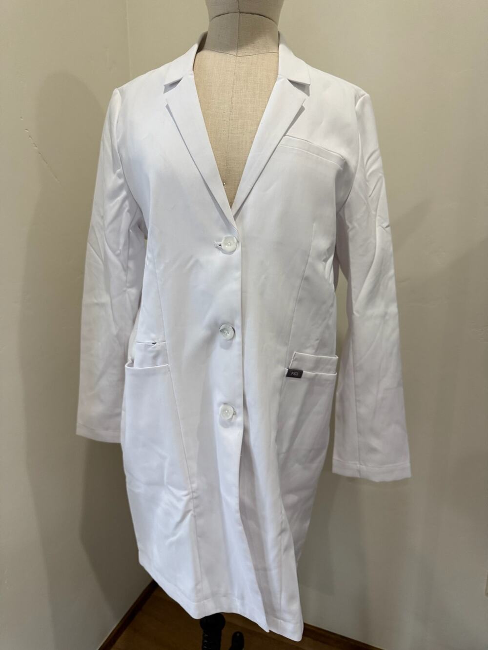 New with Tags FIGS Bellevue Long Slim Lab Coat White Womens Medium Doctor